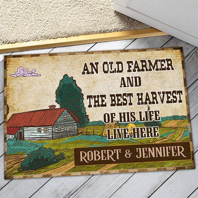 Personalized farm door mat - The old farmer lives here - Galaxate